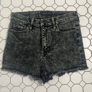 Kendall & Kylie size 5 black jean shorts. worn once great condition